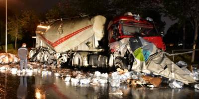 Kontrolden çıkan tır, beton mikserine çarptı