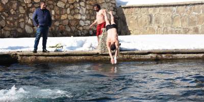 Buz gibi havada suya girip yüzdüler