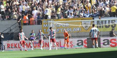 Futbolcuların prim kavgası, taraftarın kapı önü öfkesi: Karşıyaka karıştı!