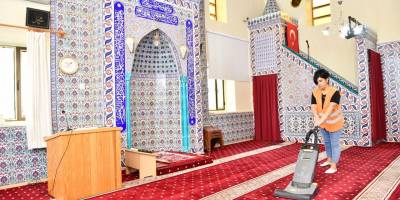 Çiğli'de camiler bayrama hazır