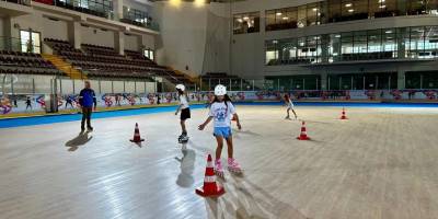 Buz Sporları Salonu'nda tekerlekli paten eğitimi