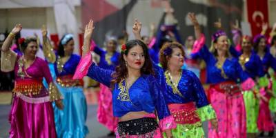 Bayraklı'da halk dansları gösterisi nefes kesti