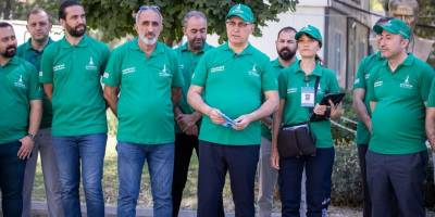 Başkan Tugay, “Dönüşüme Evde Başla” projesi için QR kodlu poşet dağıttı