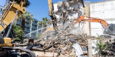 Karşıyaka'da riskli yapılara yıkım!