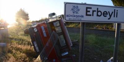 Aydın'da işçi servisi ile kamyonet çarpıştı: 3 yaralı