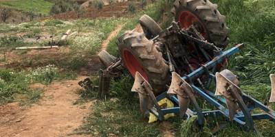 Manisa'da devrilen traktörün sürücüsü ağır yaralandı