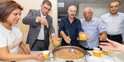 Başkan Tugay aşure bereketini paylaştı