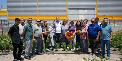 Bornova’da Kent Bostanları’nda hasat sevinci