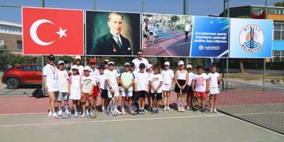 Dikili’de çocuklardan tenise yoğun ilgi