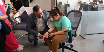 Büyükşehir’in “Ben Buradayım” projesinde bileklik dağıtımı sürüyor