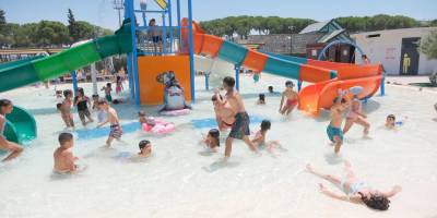 Aydınlı çocuklar aquaparkta serinledi