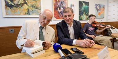 Başkan Tugay Prof. Dr. Ruşen Keleş’in imza gününe katıldı