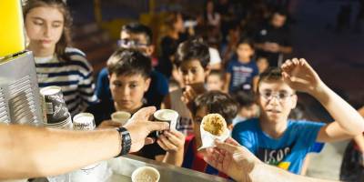 Balçova'dan çocuklara serinleten ikram