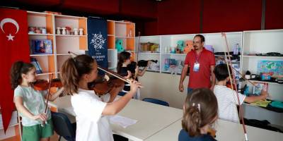 Aydınlı minikler keman öğreniyor