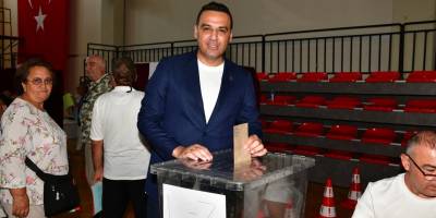 Mahalle seçimleri devam ediyor: Başkanın sandığından ne çıktı?