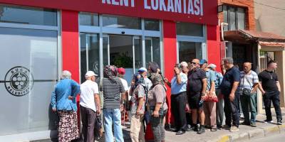 1 ekmek 15 lira, 4 çeşit yemek 50 lira!