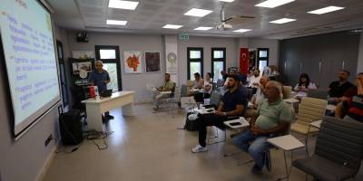Nar üreticileri Selçuk'ta eğitimde