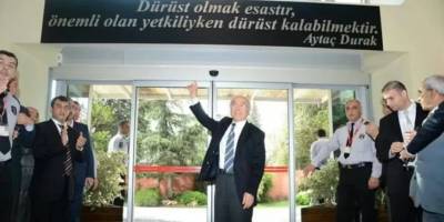 Eski belediye başkanı uçakta kalp krizi geçirdi!