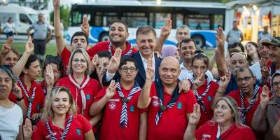 Başkan Tugay’dan çocuklara özel ilgi