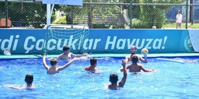 Manisalı öğrenciler yazı havuzlarda geçirdi