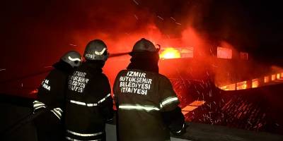 İzmir İtfaiyesi fabrikayı saran alevleri söndürdü