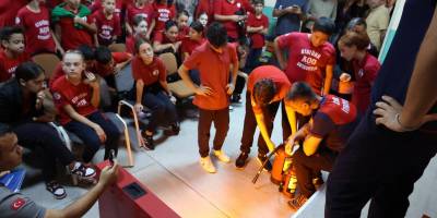İzmir’de ateş savaşçıları öğrencilerle buluştu
