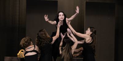 İzmir Şehir Tiyatroları “Cadı Kazanı” oyununun provalarına devam ediyor