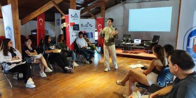 İsveç Milletvekili Castro, Gençlerle “Başka Bir Siyaset Okulu’nda Buluştu