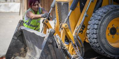 Büyükşehir’in kadın çekici operatörü tabuları yıktı