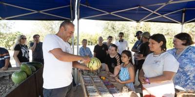 Minik eller toprakla buluştu