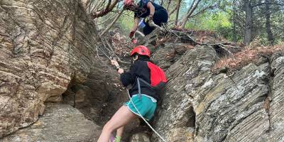 İzmir İtfaiyesi kayalıklarda mahsur kalan üç genci kurtardı
