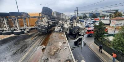 İzmir İtfaiyesi kaza sonrası viyadükte asılı kalan tır şoförünü kurtardı