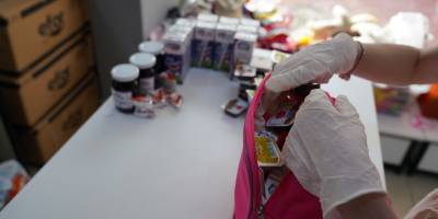 Seferihisar Belediyesi’nden çocuklara “Beslenme Çantası” desteği