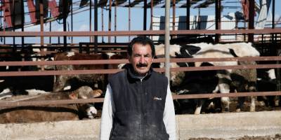 Çeşmeli çoban, hortumda çatısı yıkılan evdeki ailesinin ve çiftlikteki hayvanların yardımına koştu