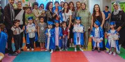 MEZUNİYET CÜBBESİ GİYİP KEP TAKTILAR