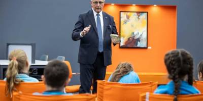 Başkan Tugay kütüphanede çocuklara hikaye okudu