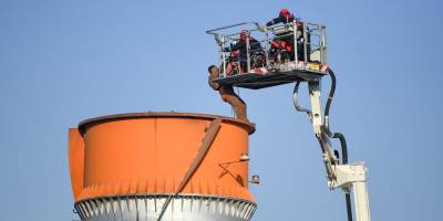 İzmir İtfaiyesi’nden baş döndüren kurtarma operasyonu