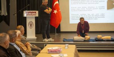 Bornovalı muhtarlara hayat kurtarmayı öğreten eğitim