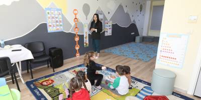 Efes Selçuk’ta tarım işçisi kadınların çocukları Deppo Efes Masal Evi’ne emanet