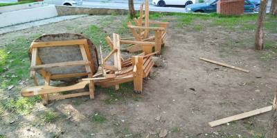 Konak Belediyesi'nin baştan sona yenilediği parktaki banklar paramparça edildi