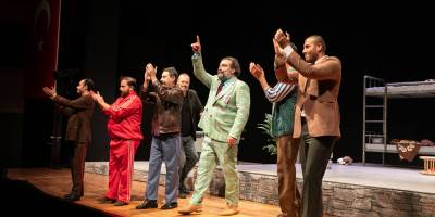 İzmir Şehir Tiyatroları sezonu yeni sahnesinde açtı