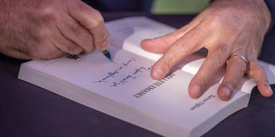 Başkan Tugay “Millete Emanet” kitabını İmamoğlu adına imzaladı