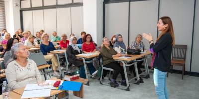 Karşıyaka’nın 3. Yaş Üniversitesi’nde ders zili çaldı!