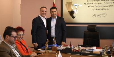 BAŞKAN ÖMER GÜNEL CHP KUŞADASI İLÇE ÖRGÜTÜ’NÜN YENİ YÖNETİMİYLE BİR ARAYA GELDİ