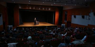 Tahsin Hasoğlu’ndan İZKİTAP’ta kahkaha dolu gece