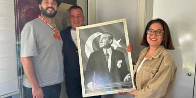 Çeşme Belediyesi’nden Muhtarlar Haftasında anlamlı hediye: Atatürk tablosu