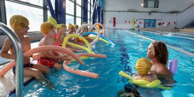 Buca’nın miniklerine ücretsiz eğitimden sonra şimdi de havuz keyfi