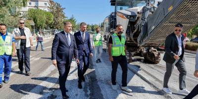 Büyükşehir’in asfalt seferberliği 500 bin tonu aştı  İzmir’in yollarında gece gündüz asfalt çalışması