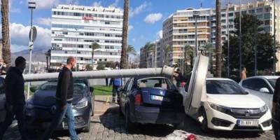 İzmir’de faciadan dönüldü: Dev aydınlatma direği 5 aracın üzerine devrildi