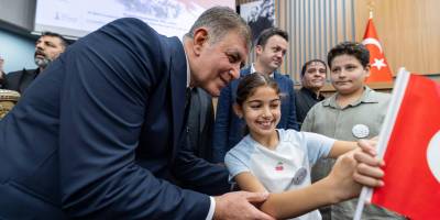Başkan Tugay gençleri ve çocukları ağırladı